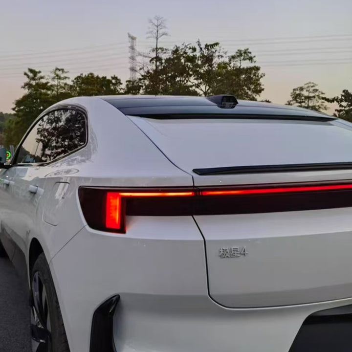 Streamlined rear wing for Polestar 4