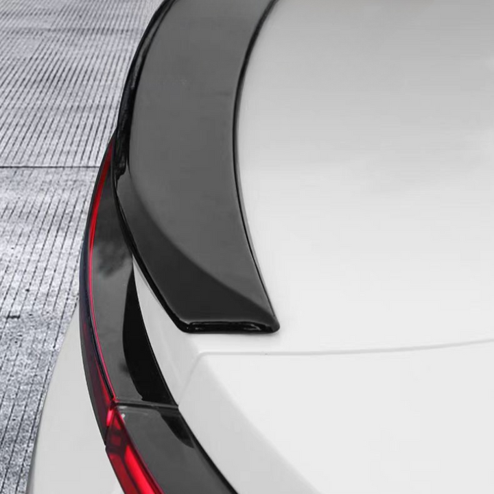 Streamlined rear wing for Polestar 4