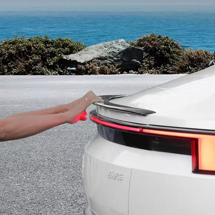 Streamlined rear wing for Polestar 4