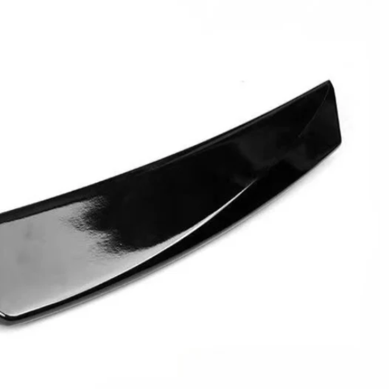 Streamlined rear wing for Polestar 4