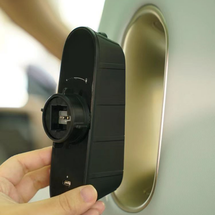Rear-seat fast-charging car mount for Avatr