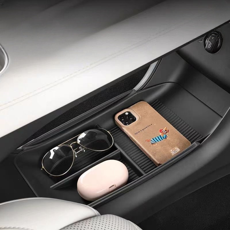 Center armrest storage box for Nevo Q05