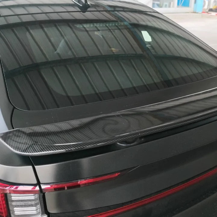 Streamlined rear wing for Polestar 2